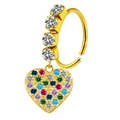 Detalle de un aro de nariz dorado con colgante de corazón colorido y cristales - Colgante Corazón Pavé Colorido (#15)