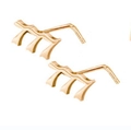 Detailweergave van de roségouden trident-vormige roestvrijstalen neuspiercing - Engel Nummer 777 / Zilver