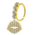 Detalle de un aro de nariz dorado con colgante de labios y pavé de diamantes brillantes - Estilo Labios (#1)