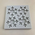 Molde cuadrado de silicona gris con cuatro diseños de copos de nieve y un hueco corazón - Molde Gris