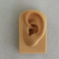 Modèle d'oreille en silicone rose avec texture réaliste pour le perçage et l'enseignement - Modèle d'Oreille Gauche à Base Carrée / Chair