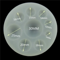 Silikonform mit 9 halbkugelförmigen Vertiefungen von 10 mm bis 30 mm im Detail - 9 Kreise-Spiegeloberfläche / Zufällig
