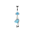 Détail d'un piercing de nombril argenté avec un zircon en forme de cœur bleu ciel et strass - Style Cœur Asymétrique Bleu Argenté