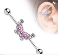 Detail van roze vlinder industrial piercing met marquise edelstenen op een zilveren staaf - Zilveren Vlinder/Roze Zirkoon / Zilver