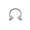 Vue détaillée du piercing fer à cheval en acier avec pendentifs papillon violets et roses - Papillon Argenté Émail Rose