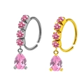 Detalle macro de piercings de nariz dorados y plateados con circonitas rosas - Color Acero (Circonia Rosa Gota)