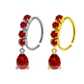 Detalle de aros de nariz en forma de C con colgantes de circón rojo en acabados oro y plata - Color Acero (Circonia Roja Gota)