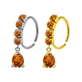 Detalle de aros de nariz en forma de C dorados y plateados con colgantes de circón - Color Acero (Circonia Naranja Gota)
