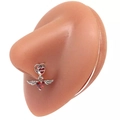 Dettaglio macro di un piercing al naso in argento con rubino rosso a cuore e ali d'angelo - Ciondolo Ala Cuore Rosso Argento (#18)