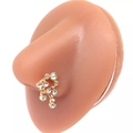 Dettaglio di un piercing al naso dorato con cristalli pendenti su modello in silicone - Ciondolo Cluster Multigemma Oro (#14)