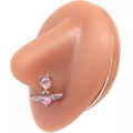 Piercing al naso argento con gemma cuore rosa e ciondolo cuore alato su un modello - Ciondolo Ala Cuore Rosa Argento (#25)