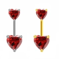 Détail de piercings de nombril en zircon rouge en forme de cœur, finitions or et argent - Argent / Rouge