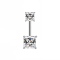 Dettaglio del piercing all'ombelico con due zirconi quadrati in una montatura a griffe - Stile Quadrato Trasparente Semplice Argento