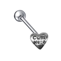 Gros plan d'un piercing de langue en forme de cœur en acier inox gravé Cum Here - Style Cœur Cum Here (#3)