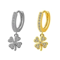 Dettaglio di orecchini a trifoglio con petali a cuore e brillanti pietre di zirconia - Stile Quadrifoglio (Color Acciaio)