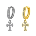 Dettaglio di orecchini a cerchio con croce in argento e oro e pietre di zirconia - Stile Croce (Color Acciaio)