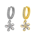 Dettaglio di orecchini huggie a fiore in argento e oro con zirconi a taglio marquise - Stile Fiore a Cinque Petali Marquise (Color Acciaio)