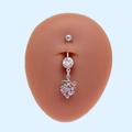 Primer plano de piercing de ombligo plateado con uva de circón púrpura y hoja verde - Uva Púrpura Plateada