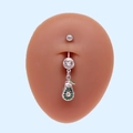 Detalle del piercing para ombligo de aguacate con circonitas verdes en un modelo de silicona - Aguacate Plateado