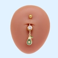 Primer plano de piercing de ombligo de aguacate dorado con esmalte verde y circonitas - Aguacate Dorado