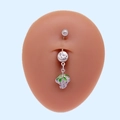Detalle del piercing de ombligo con colgante de uva morada y hoja de esmalte verde - Colgante Uva Púrpura Plateada