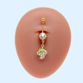 Detalle de un piercing para el ombligo de fresa dorada con circones morados en modelo de silicona - Fresa Dorada