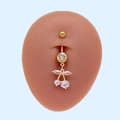 Detalle de piercing de ombligo dorado de cereza con circonitas sobre modelo de silicona - Cereza Dorada