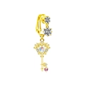 Detail eines goldenen Bauchnabelclips im Schlüsseldesign mit rosa Herzanhänger - Herz Schlüssel Stil (#7)