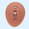 Detalle de piercing de ombligo de sandía con circonitas rojas y verdes brillantes - Sandía Plateada