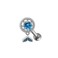 Vista dettagliata del piercing in argento con gemma blu e ciondolo a coda di balena - Gocciolamento d'Olio Blu Coda di Balena (#5)
