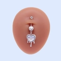Piercing de nombril argenté avec pendentif coeur fluide et zircon sur fond bleu clair - Style Cœur Liquide Argenté (#8)