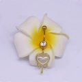 Gros plan d'un piercing de nombril en cœur doré avec zircon sur une fleur blanche - Style Cœur Liquide Doré (#9)