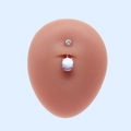 Piercing de nombril argenté avec boule incrustée de paillettes bleues sur modèle - Style Boule Bleue Scintillante Argentée (#11)