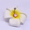 Détail d'un piercing de nombril pailleté rose placé dans une fleur de frangipanier - Style Boule Rose Scintillante Argentée (#10)
