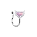 Detailopname van een zilveren hartvormige neusclip met roze opaalsteen zonder piercing - Lichtroze Paarse Hartstijl (NC3121502)