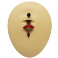 Detalle del piercing de ombligo negro con labios rojos y colgante de gota en un modelo - Anillo para el ombligo / Negro