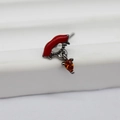 Makro-Detail des roten Emaille-Ohrrings mit orangerotem Tropfenstein und dunklem Metall - L-Nasenstecker (Schwarz)