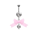 Nahaufnahme vom Bauchnabelpiercing mit herzförmigem Zirkon und rosa Schleife - Doppelherz Klare Strass Rosa Schleife Stil (24012701-19)