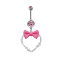 Detail eines Bauchnabelpiercings mit rosa Stoffschleife und Drahtgitter-Herz - Dornenherz Rosa Strass Rosa Schleife Stil (24012701-25)