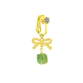 Dettaglio di un piercing all'ombelico dorato con fiocco e cristallo verde cubico - Verde chiaro