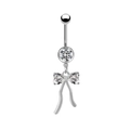 Dettaglio macro del piercing all'ombelico in argento con fiocco di zirconi a cuore - Stile Fiocco Cuore con Strass Argento (24030801-9)