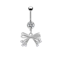 Macro scatto del piercing ombelico a fiocco con pietre di zircone su barra argento - Stile Fiocco Traforato Argento (24030801-11)