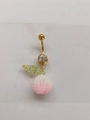 Goldener Bauchnabelpiercing mit grünen Blattperlen und rosa Pfirsichfrucht-Anhänger - Gold Perlen Gewebter Beeren Stil (24072701)