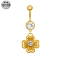 Makro-Detail eines goldenen Kleeblatt-Bauchnabelpiercings aus 316L-Stahl mit weißem Zirkon - Goldenes Kleeblatt