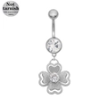 Nahaufnahme von Bauchnabelpiercing aus 316L Chirurgenstahl mit Kleeblatt-Anhänger - Silbernes vierblättriges Kleeblatt