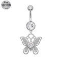 Nahaufnahme von Bauchnabelpiercing aus 316L-Chirurgenstahl mit glitzerndem Schmetterling - Silberner Schmetterling