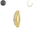 Makro-Detail des ASTM F136 Titan Gold Bauchpiercings mit funkelndem Zirkonia-Besatz - Gebogene Reihe Strass Stil / Gold Quadrat Zirkon