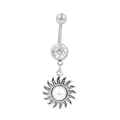Détail d'un piercing au nombril en acier avec pendentif soleil, perle et zircone - Style Soleil Perle Artificielle Argenté (BR25071134-S)