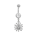 Vue détaillée du piercing de nombril en acier argenté avec pendentif soleil et zircon - Style Masque Dieu Soleil Vintage Argenté (BR25071150-S)