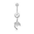 Dettaglio macro del piercing all'ombelico in acciaio inox con ciondolo a forma di delfino - Stile Delfino Argentato